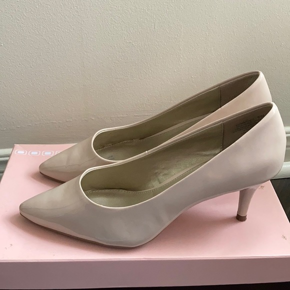 Cream 2.5” pumps - Picture 2 of 7